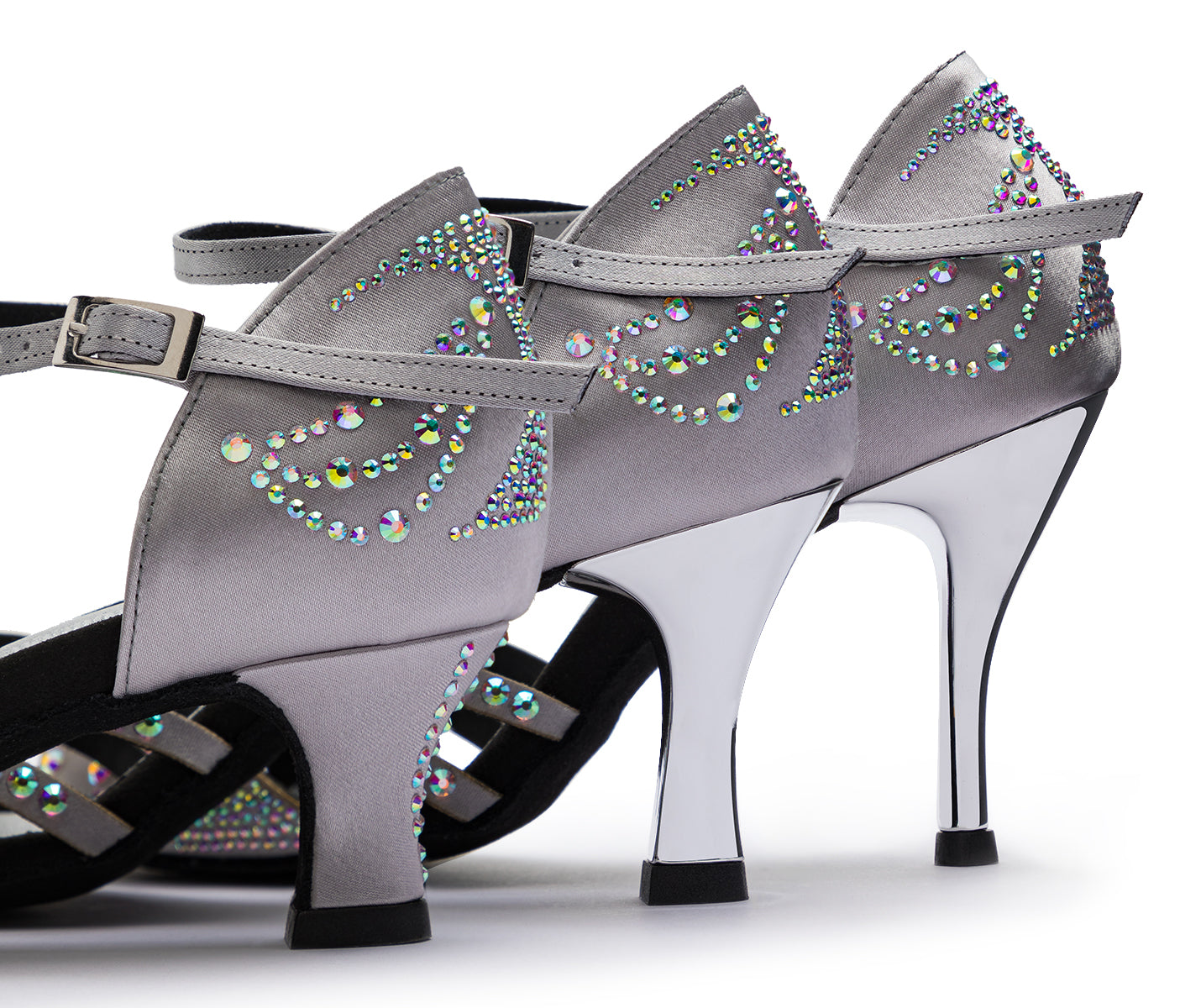 Nahaufnahme der DQ L3M Tanzschuhe in Silber mit Strass von Dancing Queens, mit High Heels und Knöchelriemen.